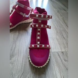 Valentino Sneakers Size 5.5 Excellent condition.